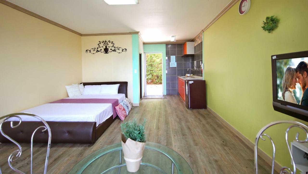 Tongyeong Paper Island Pension Extérieur photo
