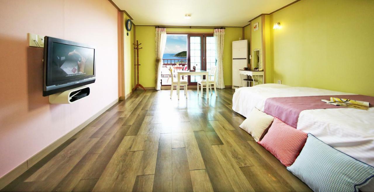 Tongyeong Paper Island Pension Extérieur photo